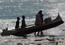 船を浜に上げる漁民