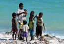 浜で遊ぶヴェズ族の子供達