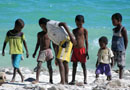 浜で遊ぶヴェズ族の子供達